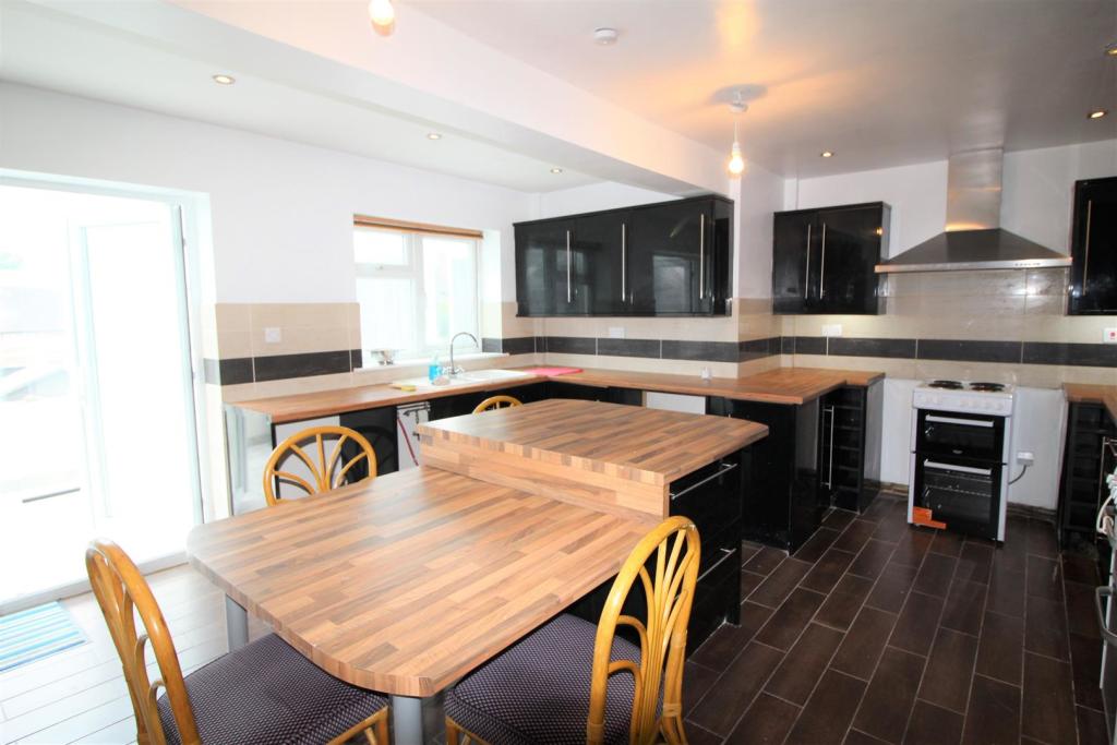 Kitchen 1.jpg