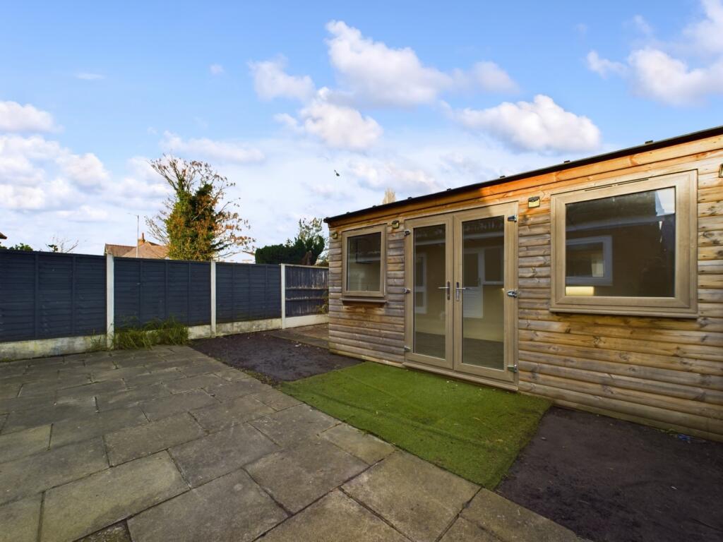 CAM02386G0-PR0098-STILL038