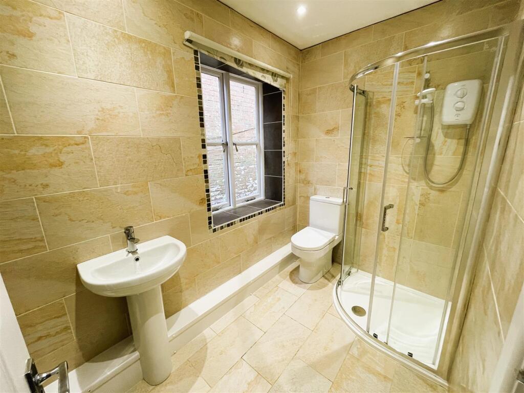 flat 3, 100a high street shower room.jpeg