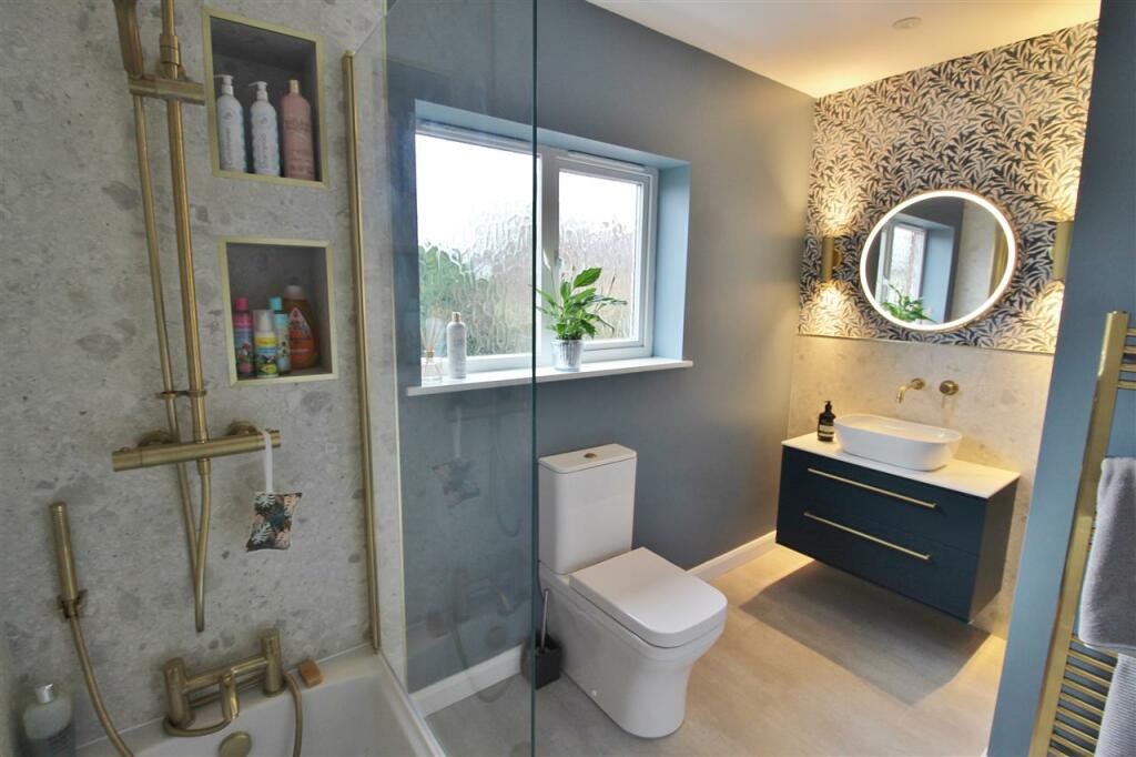 FAMILY BATHROOM
