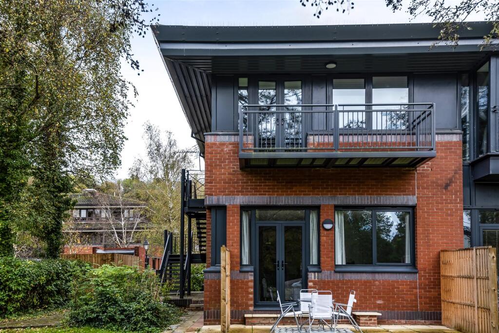 19 Weybrook Patio.jpg