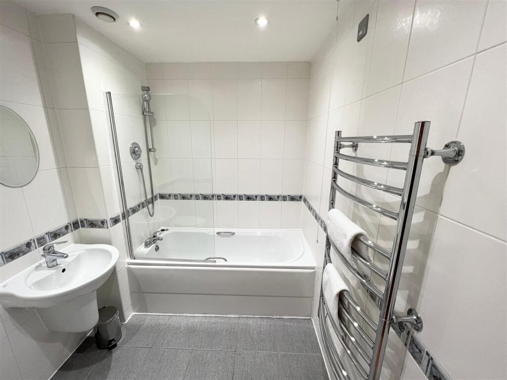 bathroom 2.jpeg