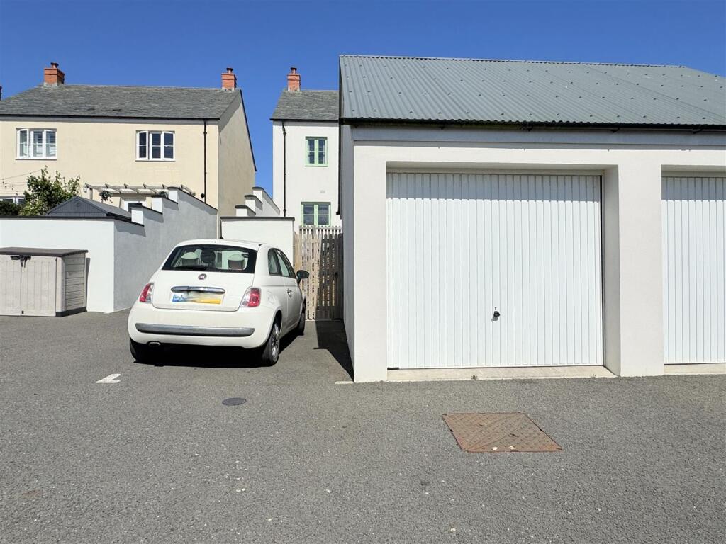 Garage/Parking