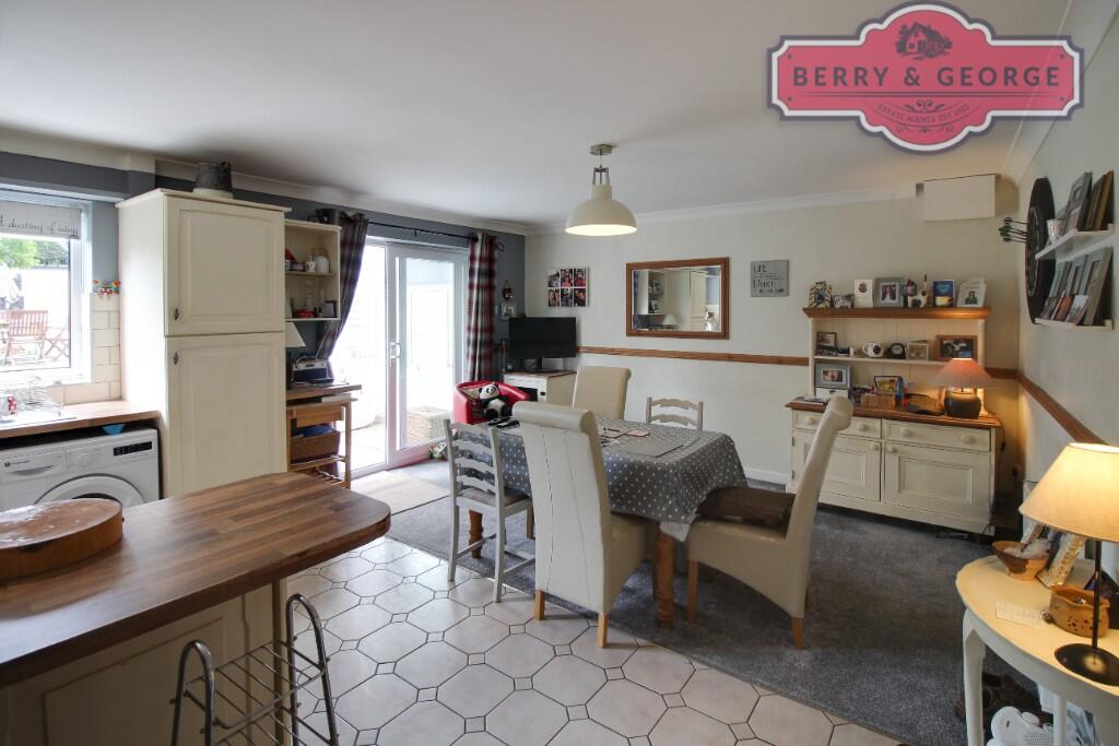 KITCHEN / DINER