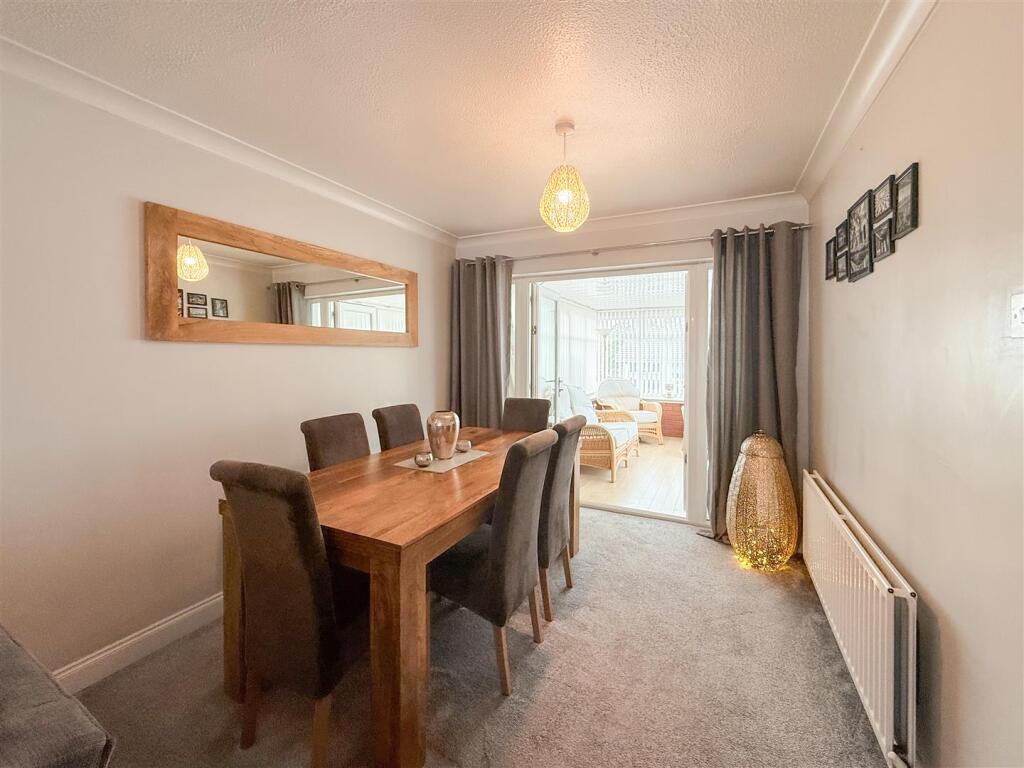 LIVING ROOM/DINING ROOM