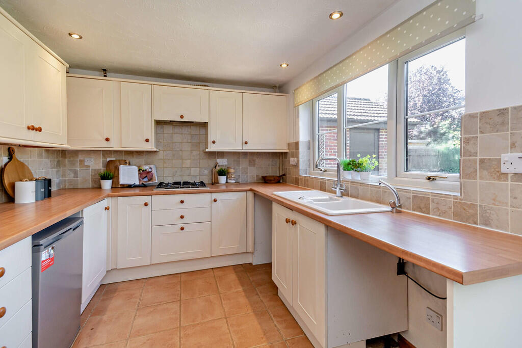 8662890-interior1...