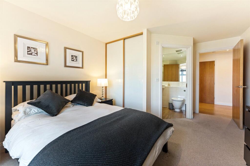 Master Bedroom To En