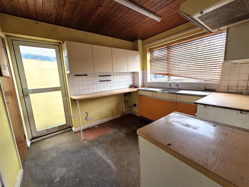 11 Cowley Way - Kitchen.jpg