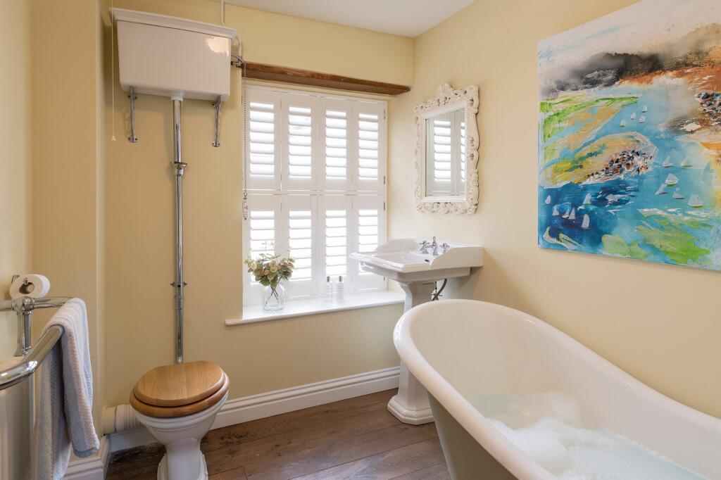 34 Clarence Hill, Dartmouth,  Family Bathroom (1st Floor)