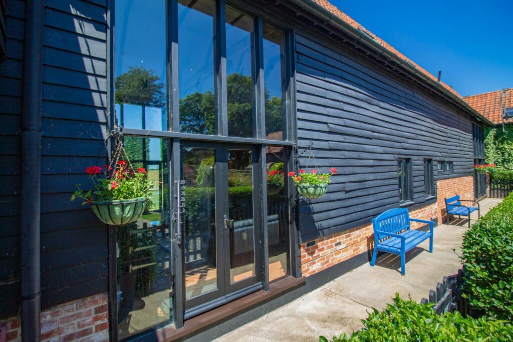 2 Clamp Farm Barns [Front garden area] 03.jpg