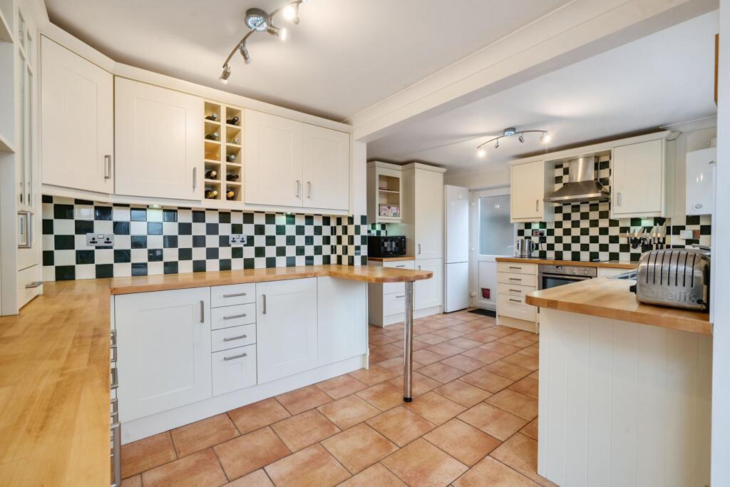 Kitchen/B'fast Room