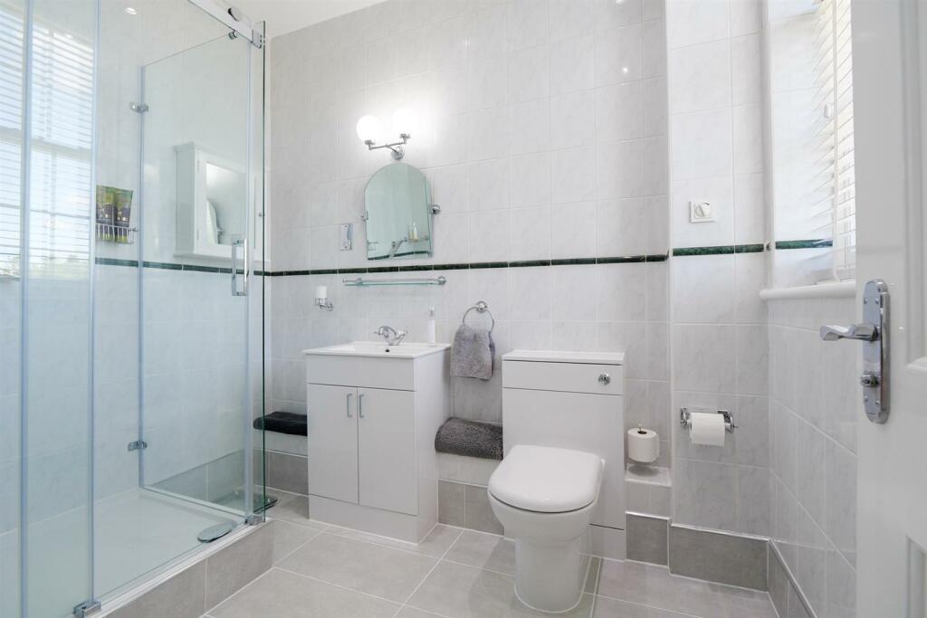 Ensuite 2.jpg