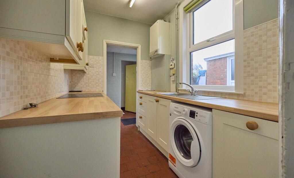 FITTED KITCHEN TO REAR