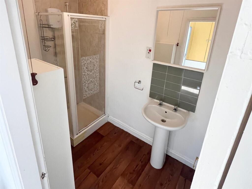 Flat 3 Bathroom 2.jpg