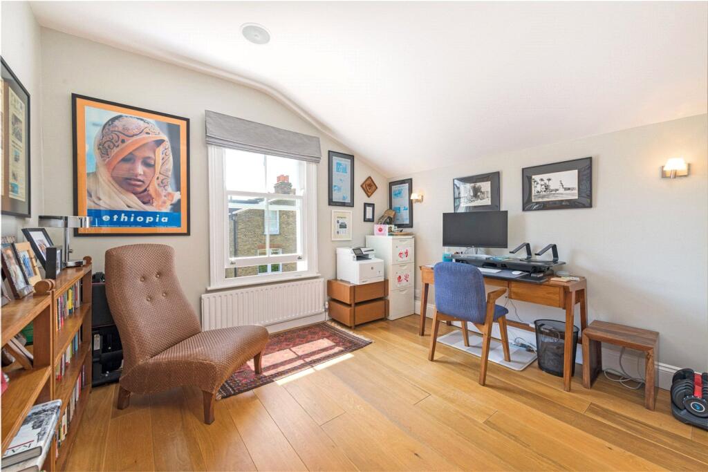 Bedroom / Study