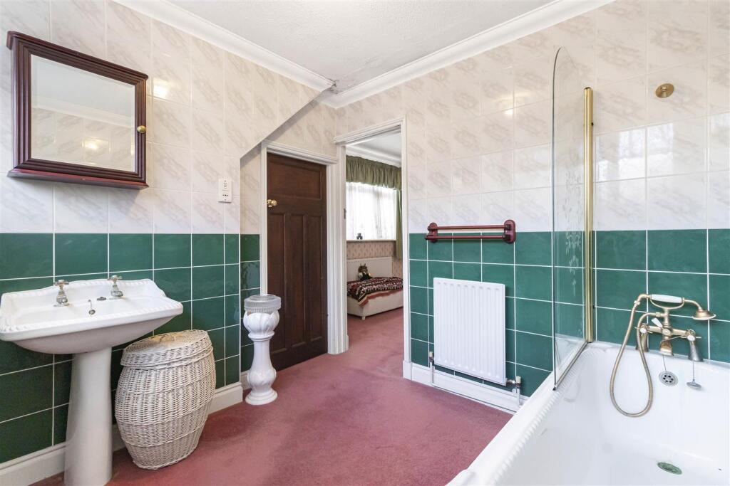 ENSUITE BATHROOM