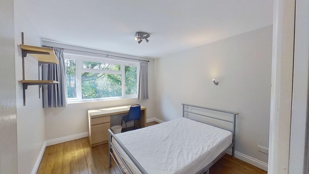 Bright, tidy double bedroom with large window o...
