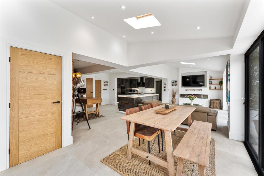 Versatile Kitchen, Living Space &amp; Home Office