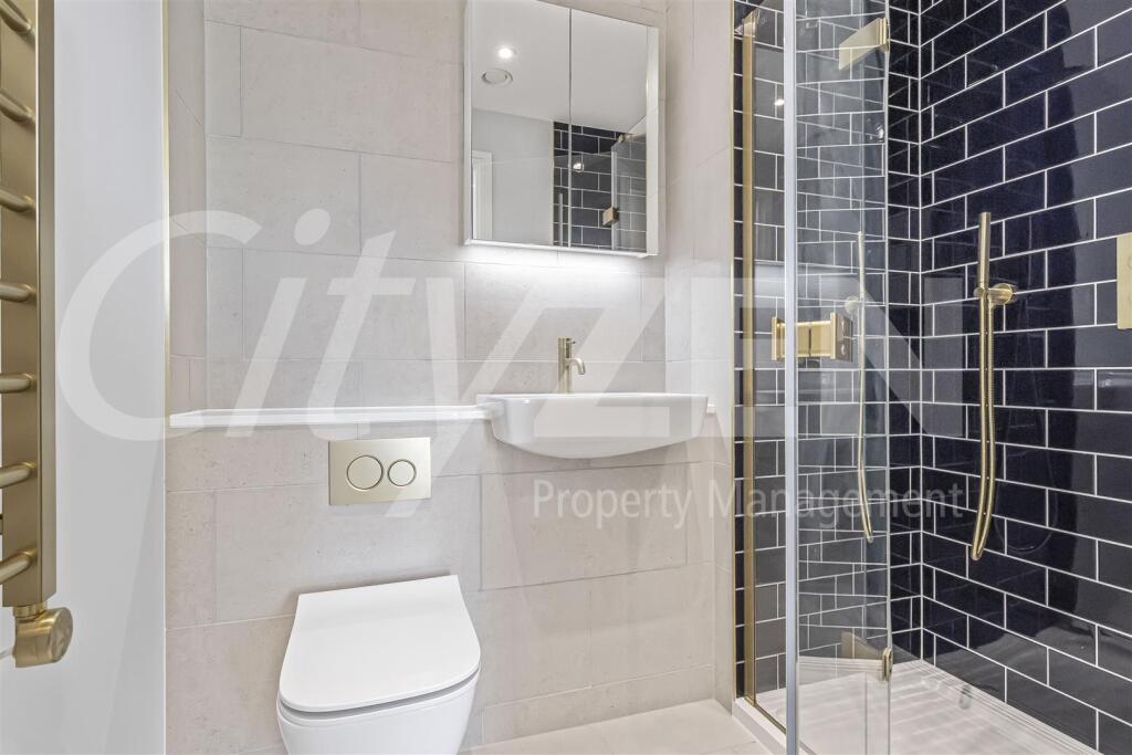 EN SUITE SHOWER ROOM