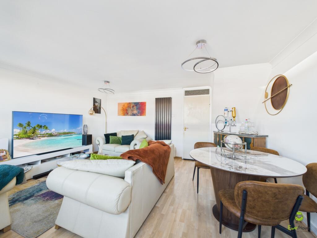 CAM03779G0-PR0318-STILL011