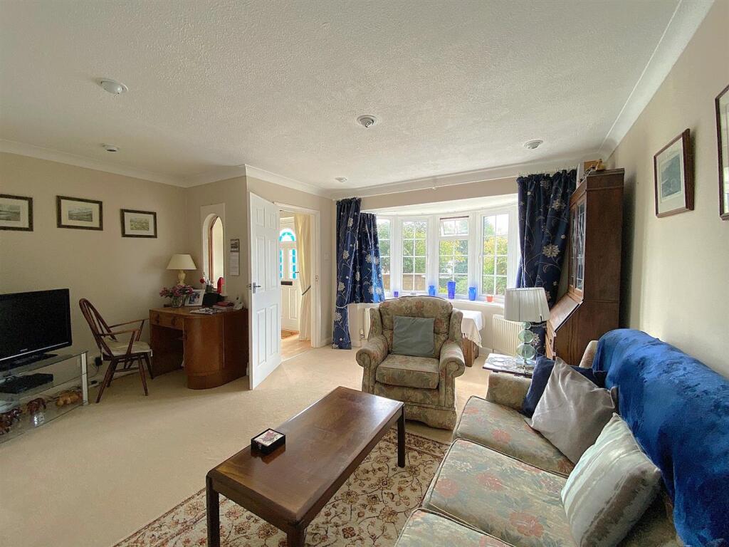 60 Links Drive - Lounge1.jpg