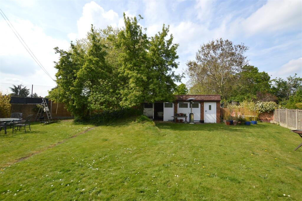 29 Old Manor Drive gdn a.JPG