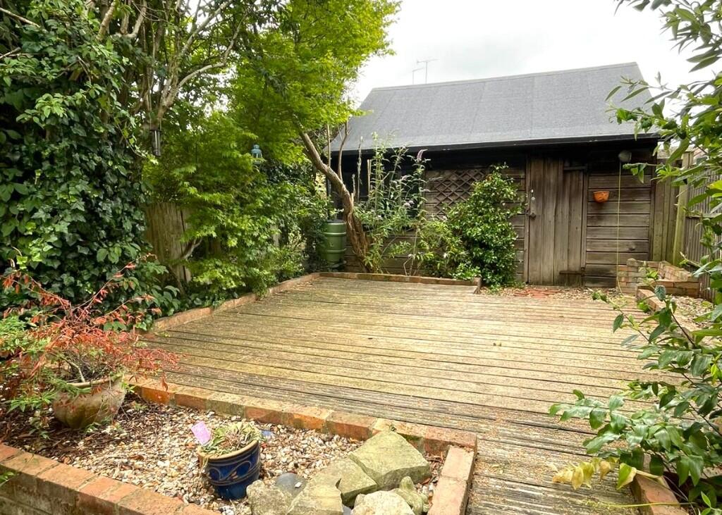 Decking style garden