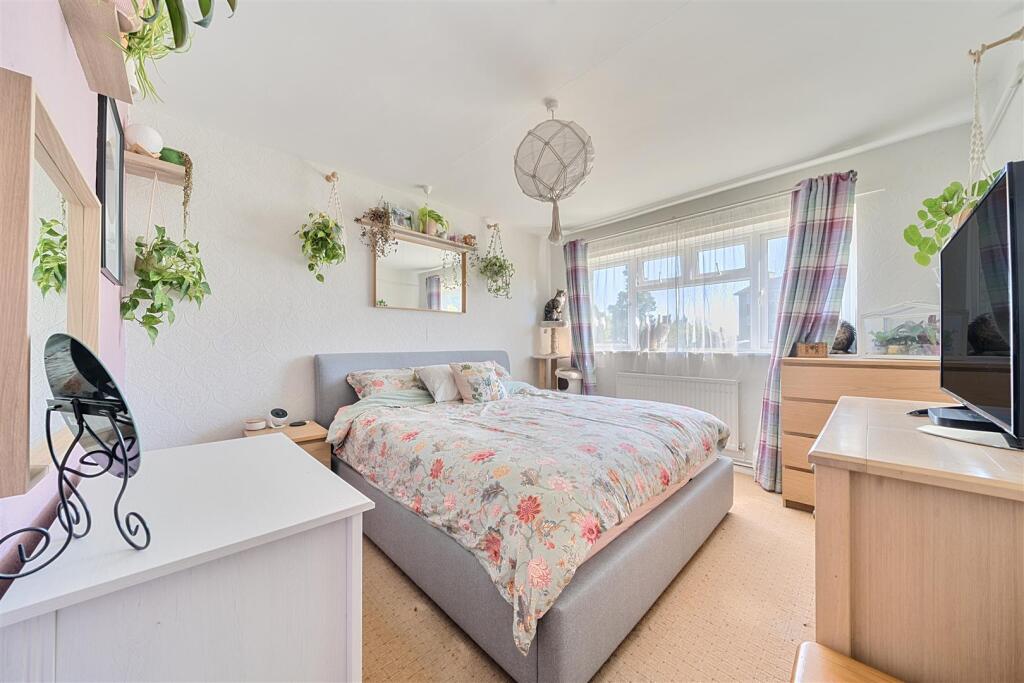 Grove Crescent - Bed 1a.jpg