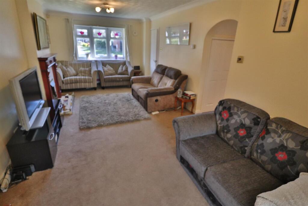 OPEN PLAN LOUNGE/DINING ROOM