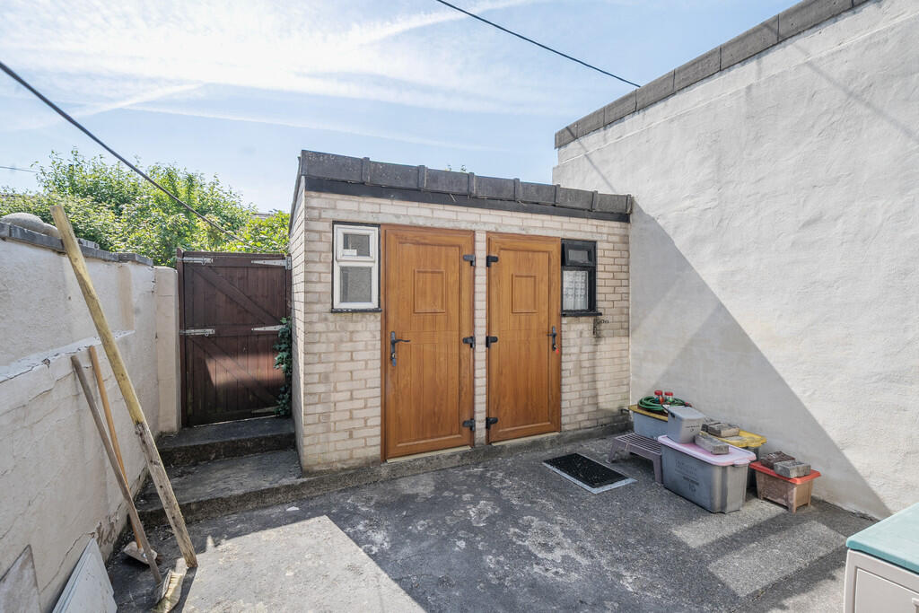 Enclosed Rear Yar...