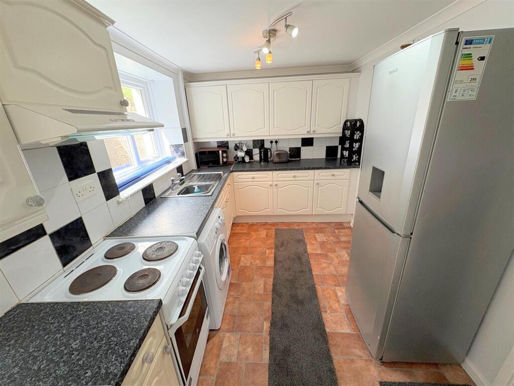 Kitchen a.jpg