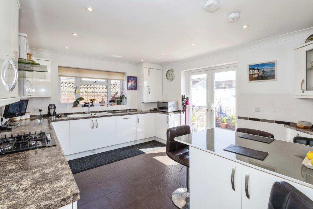 Fully fitted kitchen breakfast room