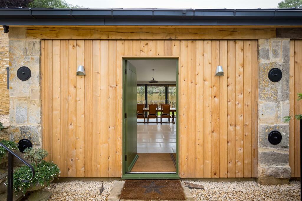 6 - The Stables - GL7 5DY - Web.jpg