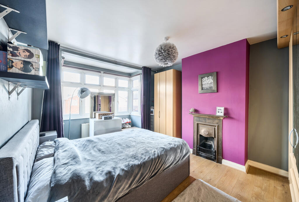 1381876-5-691c8fc...