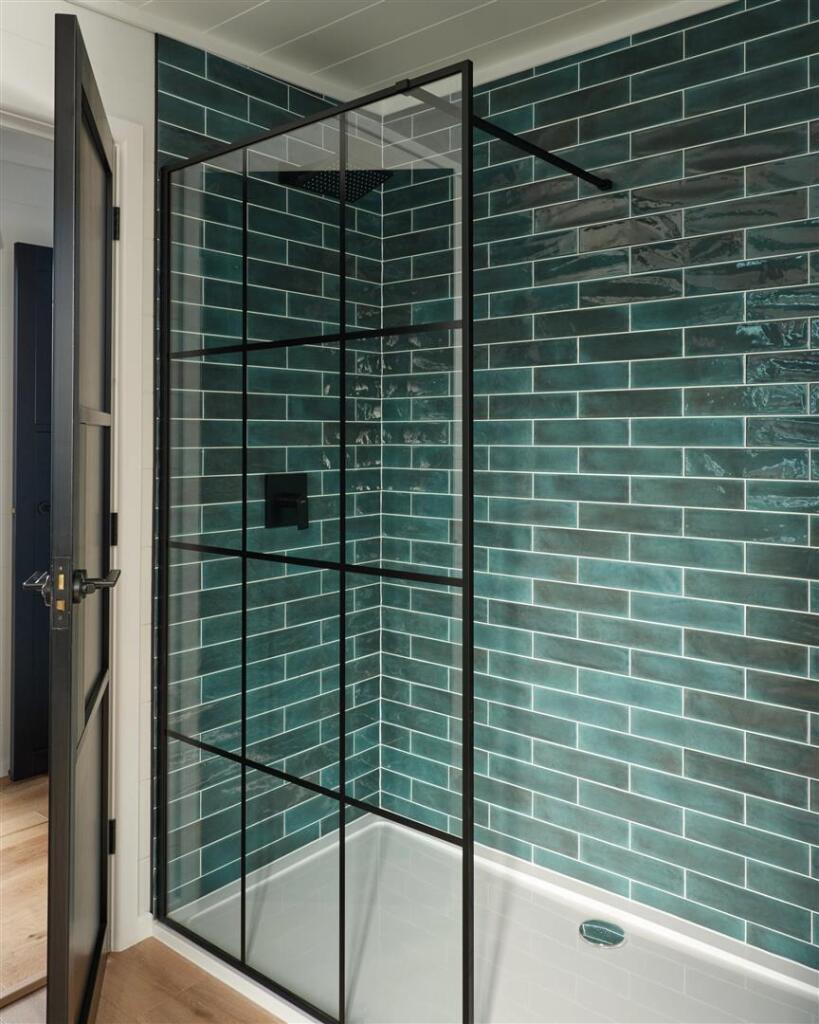 The Tideline Lodge - En suite shower room