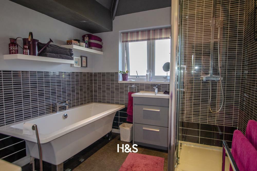 29 Lulworth - bathroom.jpg