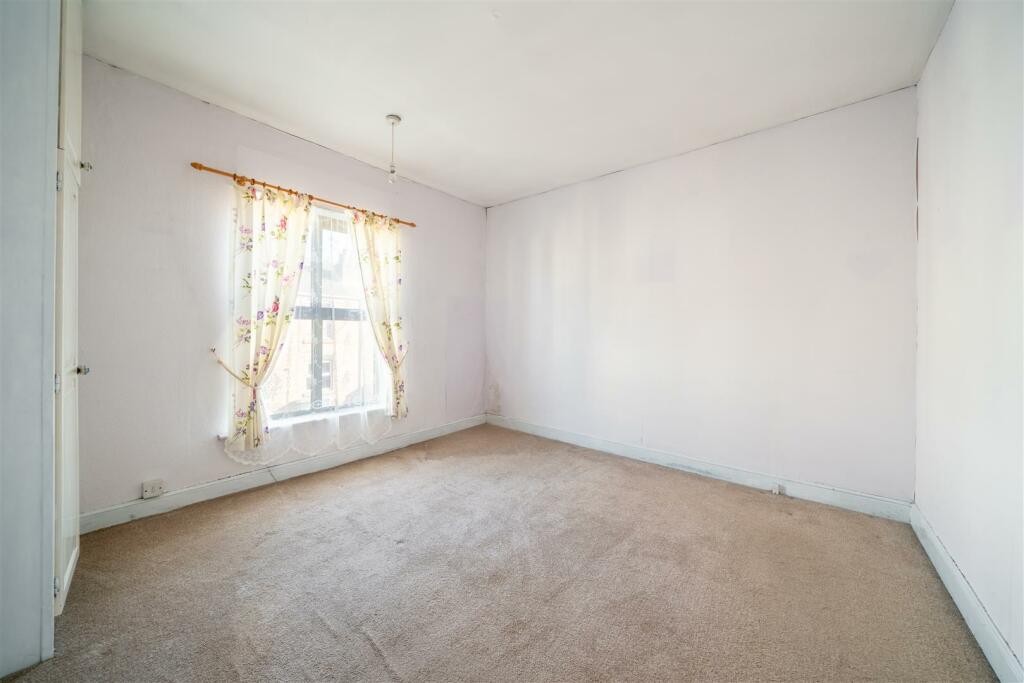 Bedroom 1.jpg