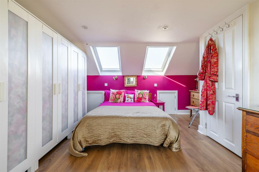 Richmond Crescent, E4