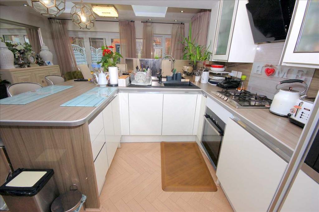 KITCHEN / DINING /