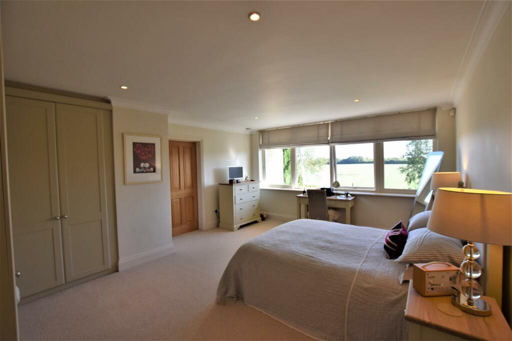 2 Arlingdon - Master Bedoom 1.jpg