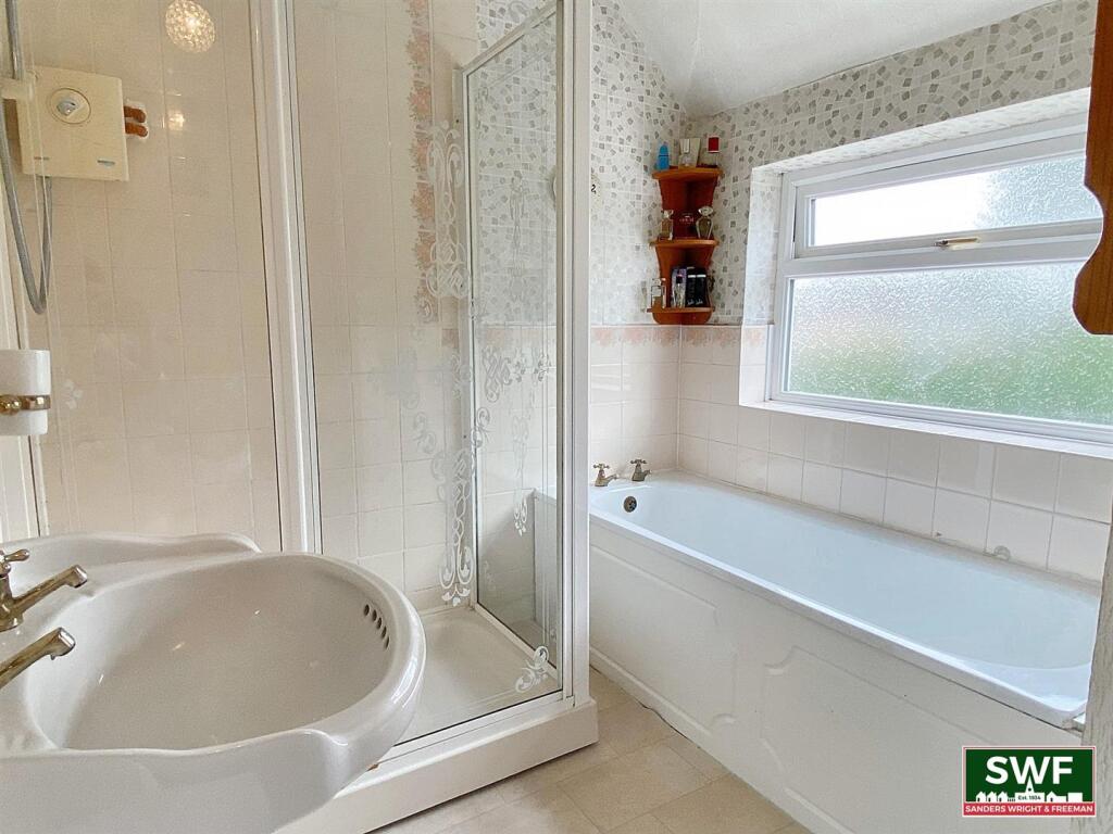 Bathroom1.jpg