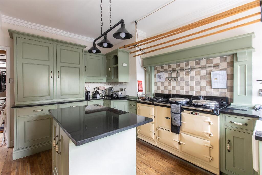 Potter Hill 33A Kitchen-4.jpg