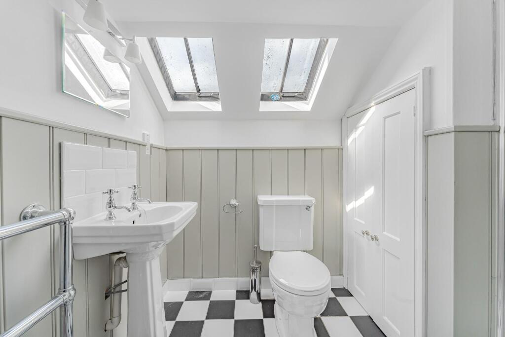 EN-SUITE TO THE PRINCIPAL BEDROOM.jpg