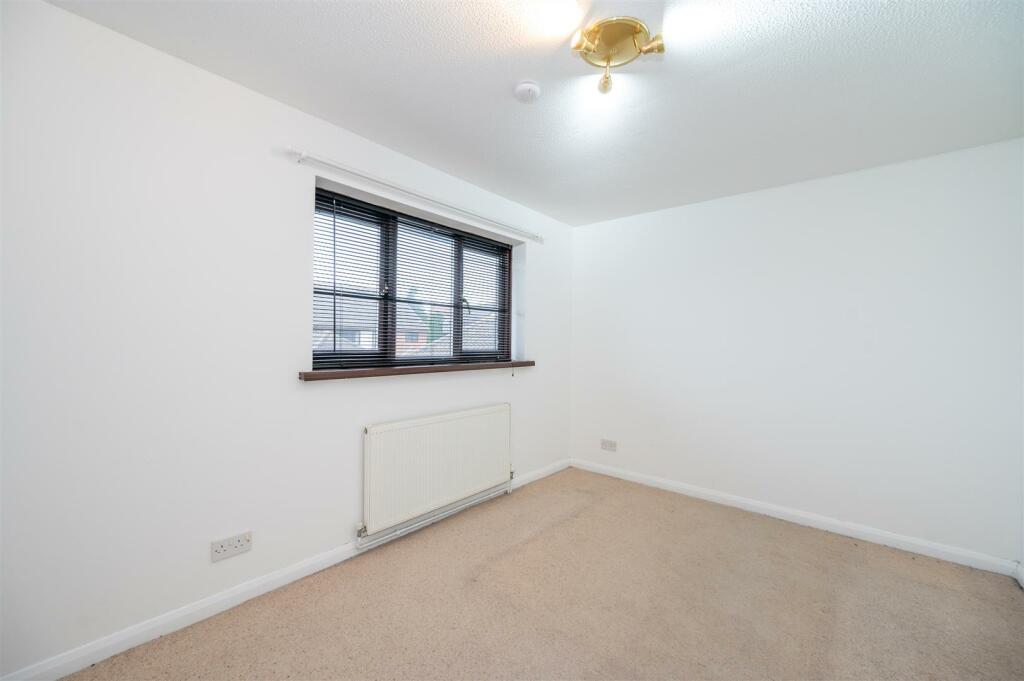 18 Broad Gardens 24 16.jpg