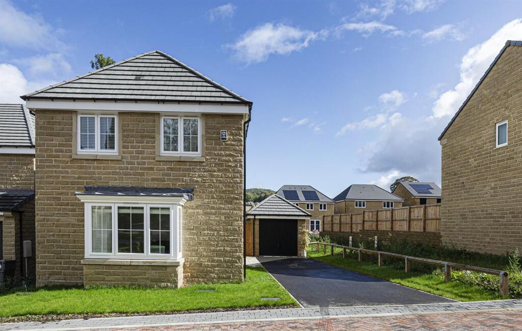 Bramleys Estate Agents - Holly Way - Honley (36.).