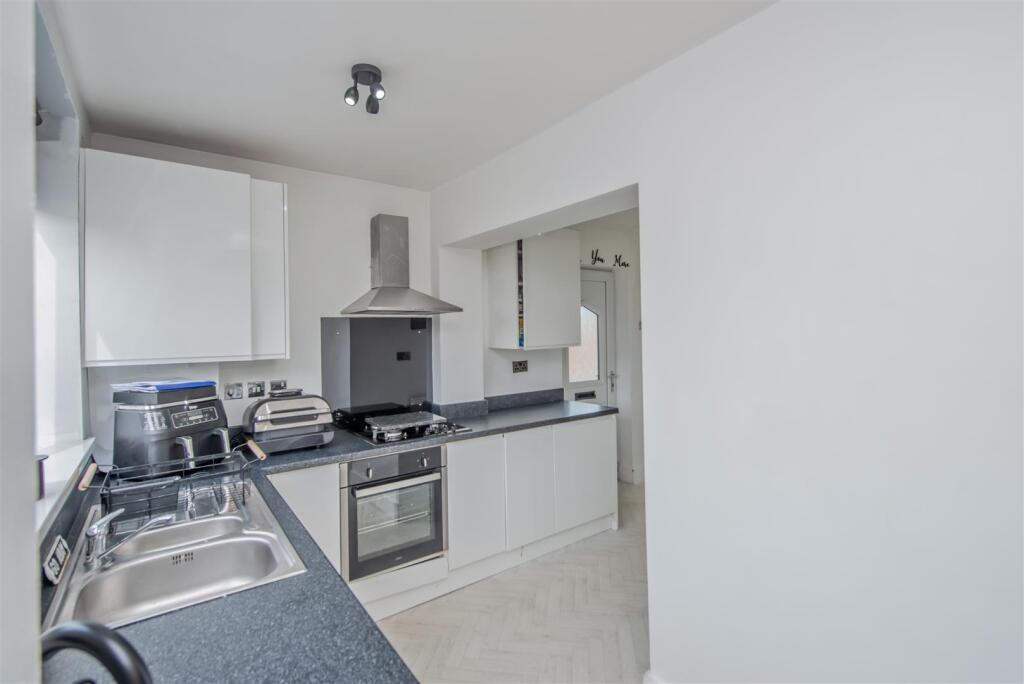 Fitted Kitchen &amp; Breakfast Area: