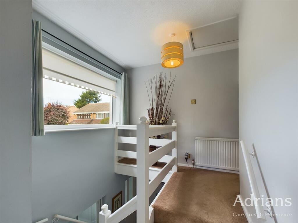 FIRST FLOOR LANDING