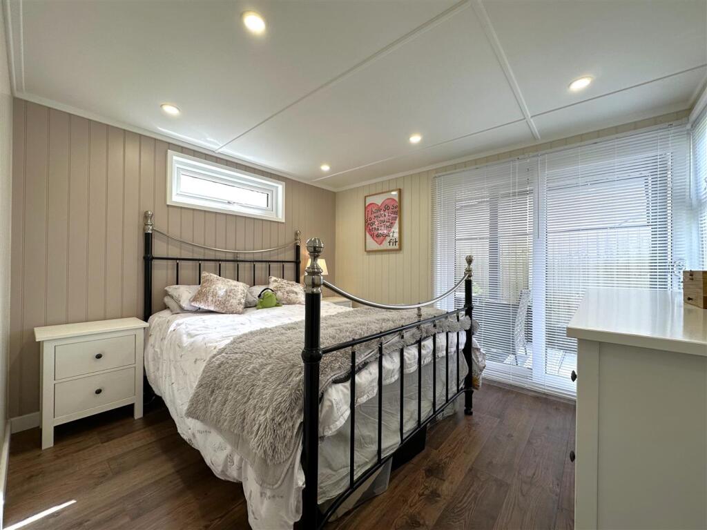 Annexe: Bedroom 316
