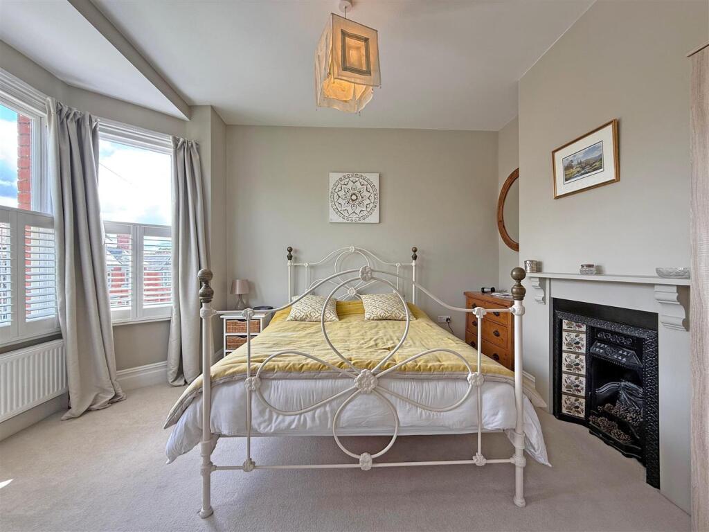 Bed 2.jpg