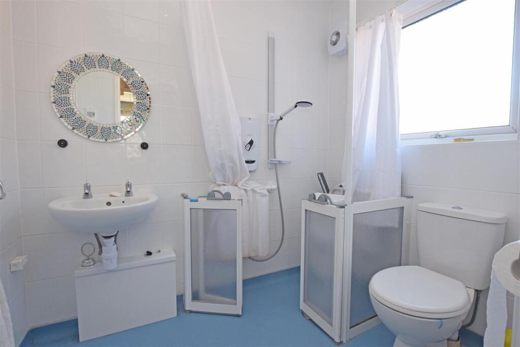 Bathroom.JPG